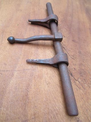 Cerrojo antiguo forja acabado bellota.