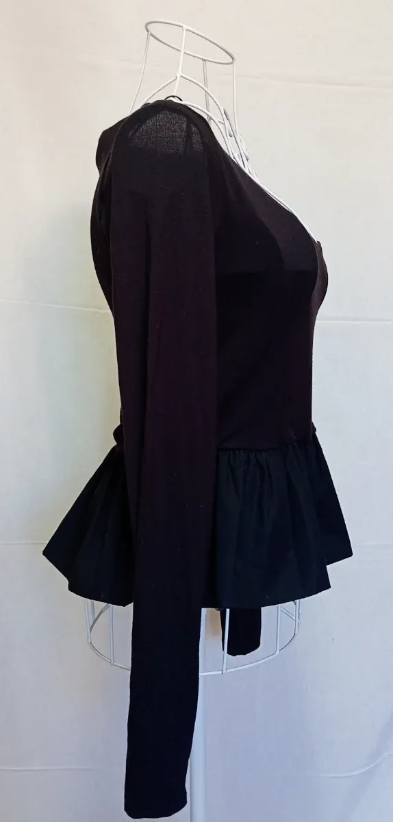 Camiseta negra Stradivarius manga larga peplum