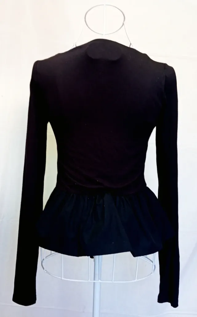Camiseta negra Stradivarius manga larga peplum