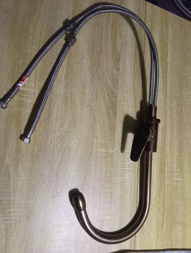 Grifo de cocina metal dorado y negro