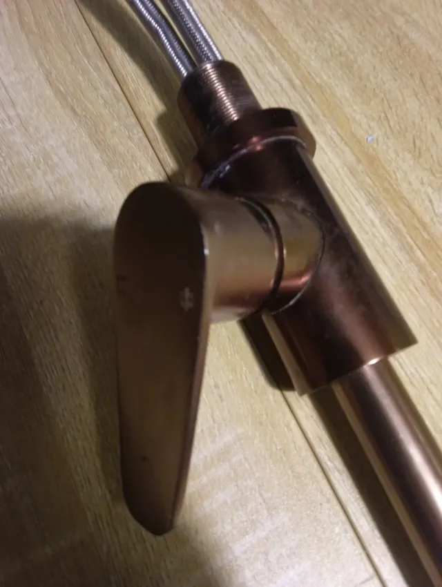 Grifo de cocina metal dorado y negro