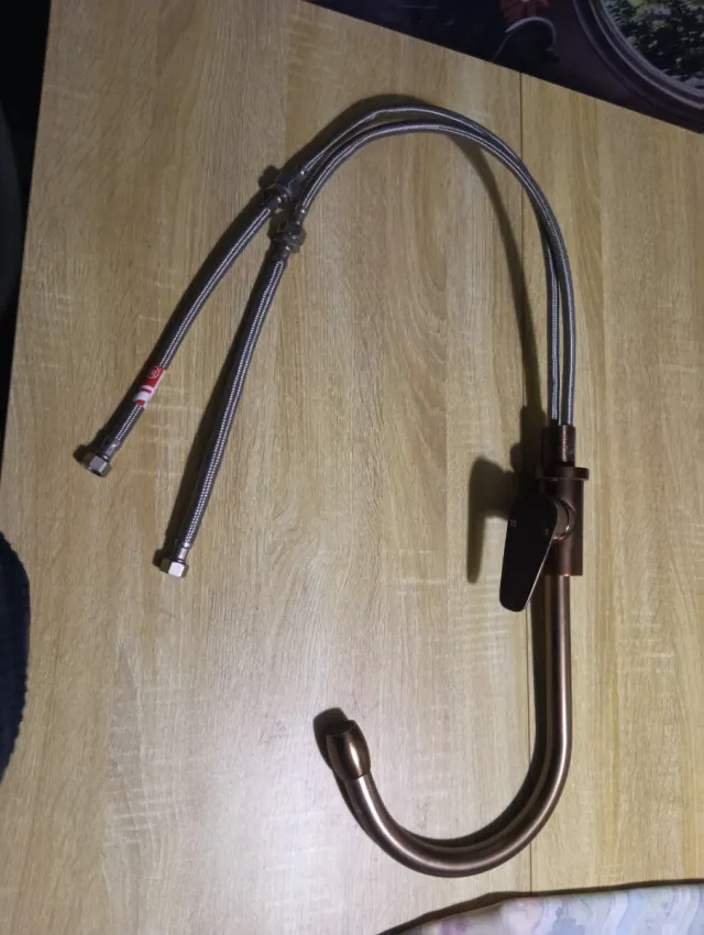 Grifo de cocina metal dorado y negro