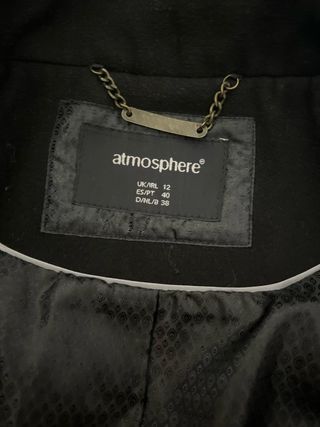 Chaqueta negra con botones