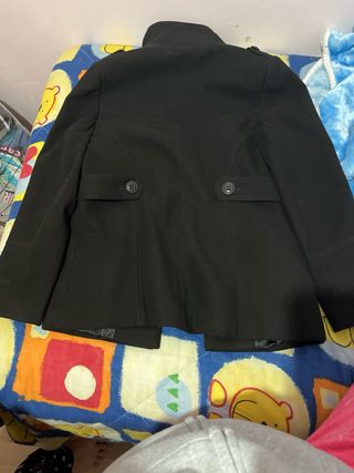 Chaqueta negra con botones