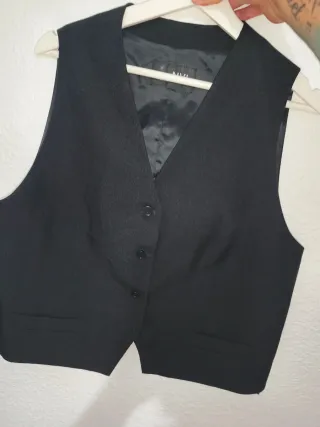 Chaleco Negro con Diseño Floral