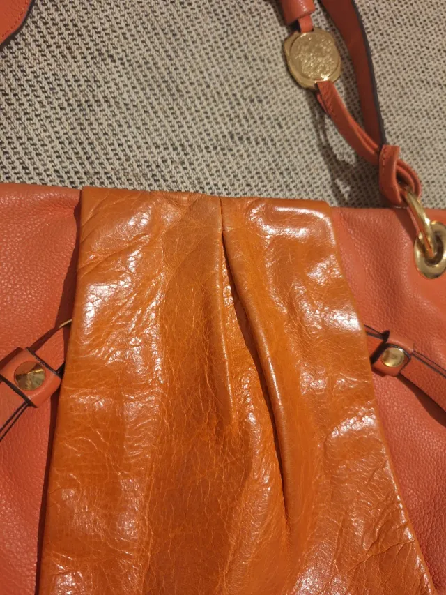 Bolsa Vince Camuto Piel Naranja y Dorada