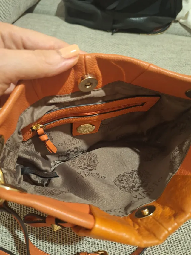 Bolsa Vince Camuto Piel Naranja y Dorada