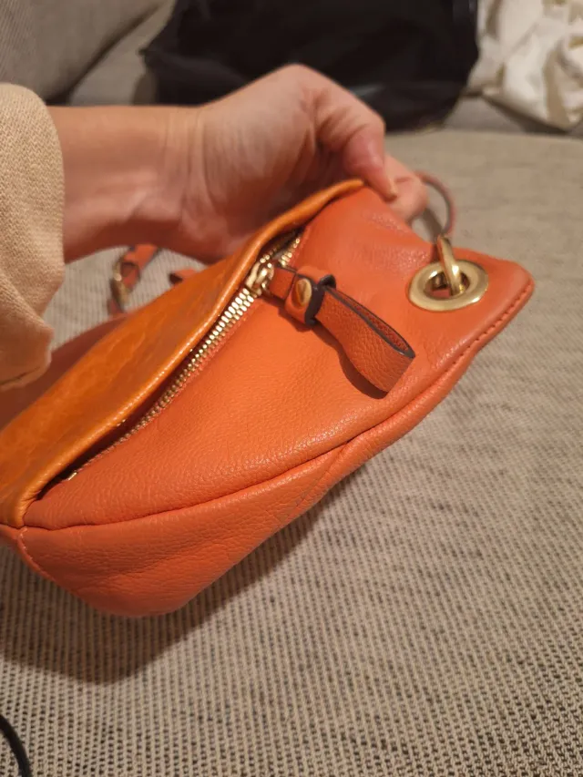 Bolsa Vince Camuto Piel Naranja y Dorada