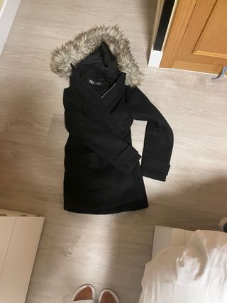 Abrigo Zara Negro con Capucha y Pelo