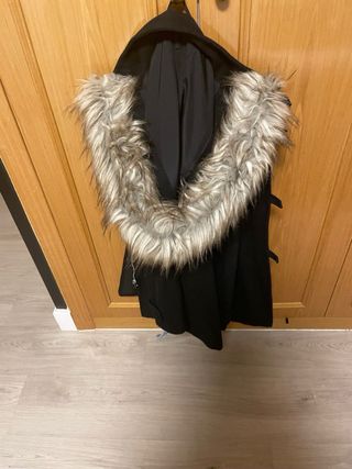 Abrigo Zara Negro con Capucha y Pelo
