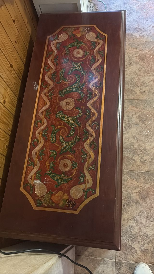 Baúl de madera policromado decorado