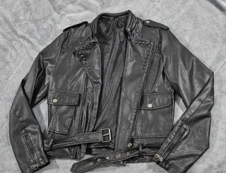 Chaqueta de cuero negra con tachuelas