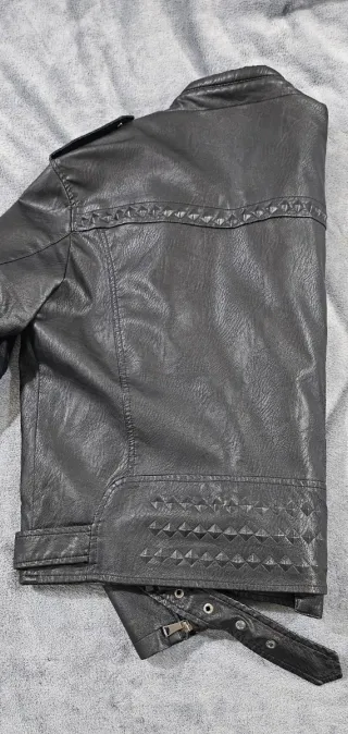Chaqueta de cuero negra con tachuelas