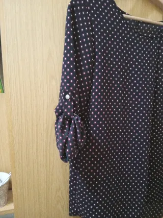 Blusa Cortefiel lunares vino y negro manga larga.M