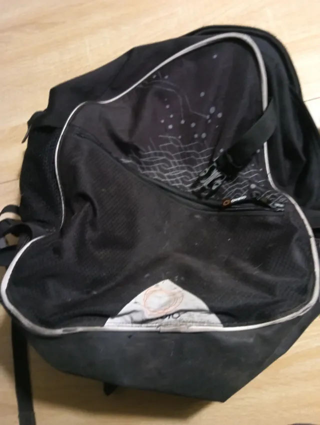 Mochila negra para patines