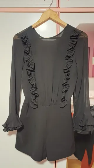 Mono negro con volantes