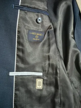 Traje azul y corbata plateada