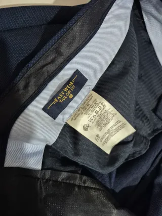 Traje azul y corbata plateada