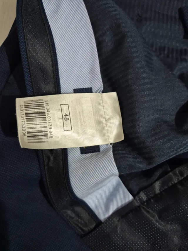 Traje azul y corbata plateada