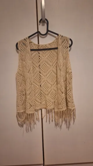 Chaqueta de punto beige con flecos