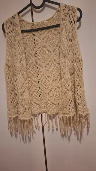 Chaqueta de punto beige con flecos