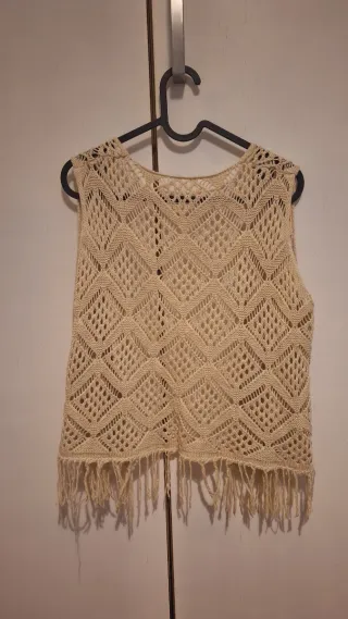 Chaqueta de punto beige con flecos