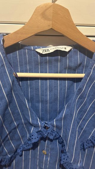 Blusa Zara cuello amplio rayas azules