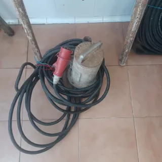 Bomba sumergible trifásica