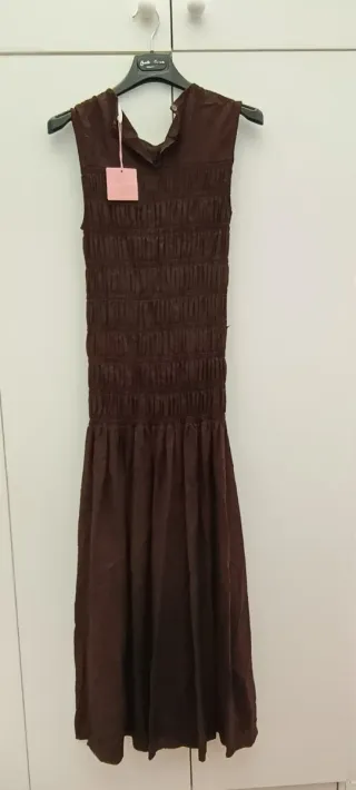 Vestido marrón sin mangas