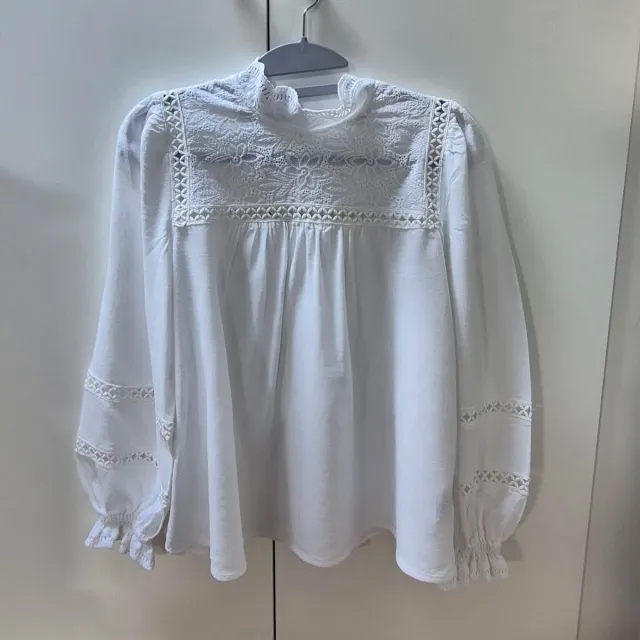 Blusa blanca romántica