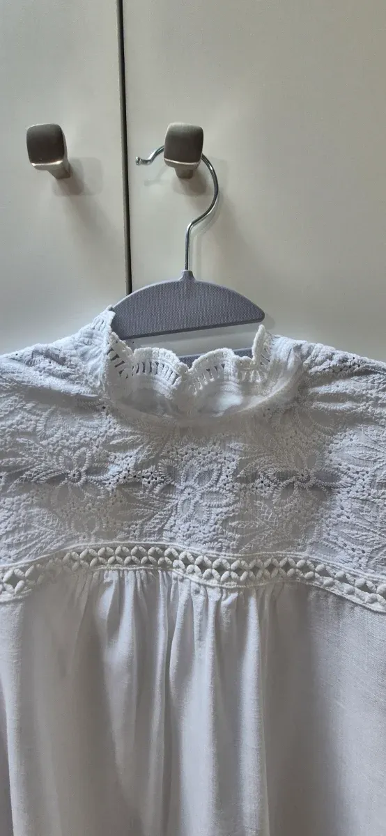 Blusa blanca romántica