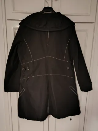 Abrigo entretiempo estilo parka negro