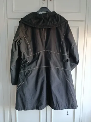 Abrigo entretiempo estilo parka negro