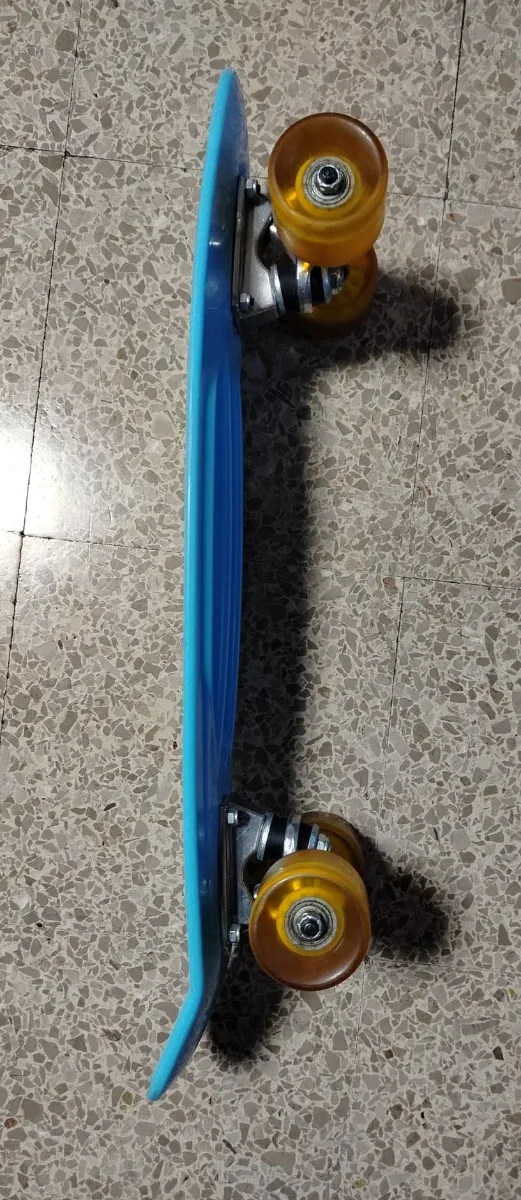 Monopatín plástico duro azul