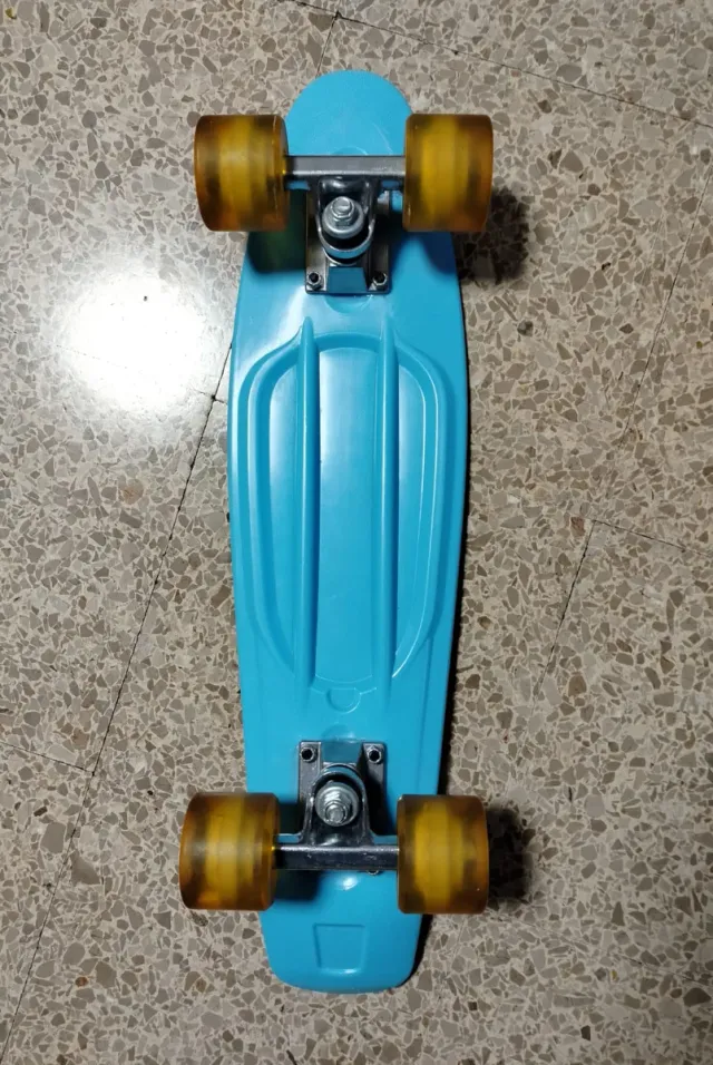 Monopatín plástico duro azul