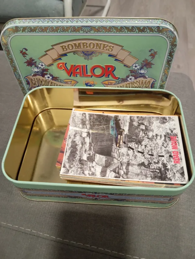 Caja Lata Chocolates Valor con Colección Postales