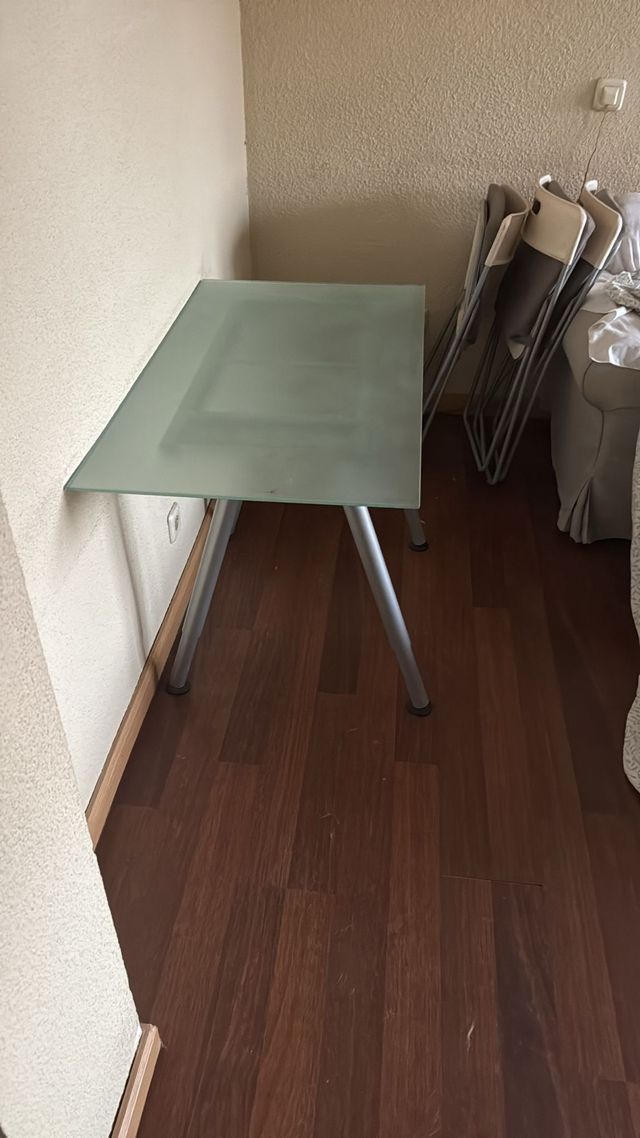 Mesa cristal y 3 sillas
