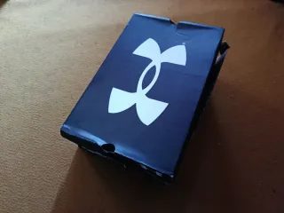 Zapatillas Under Armour plateadas y blancas