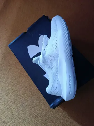 Zapatillas Under Armour plateadas y blancas