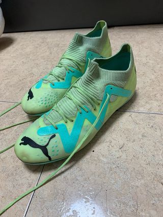 Botas de fútbol Puma verdes y turquesa