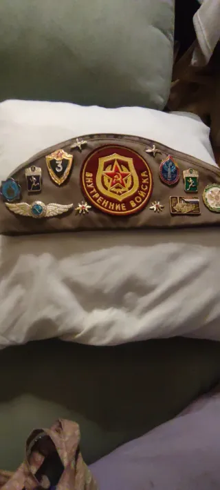 Gorra militar rusa con insignias