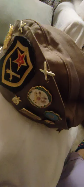 Gorra militar rusa con insignias