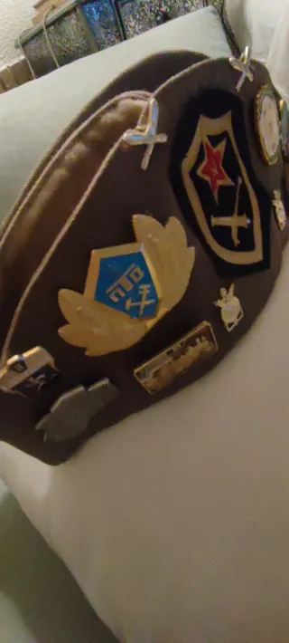 Gorra militar rusa con insignias