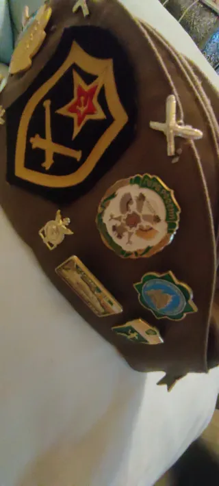 Gorra militar rusa con insignias