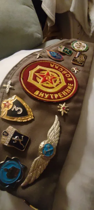 Gorra militar rusa con insignias