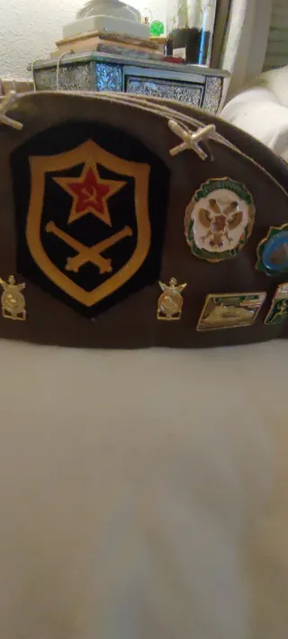 Gorra militar rusa con insignias