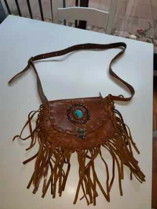 Bolso de cuero con piedra turquesa