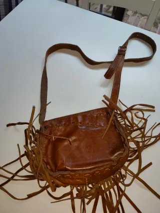 Bolso de cuero con piedra turquesa