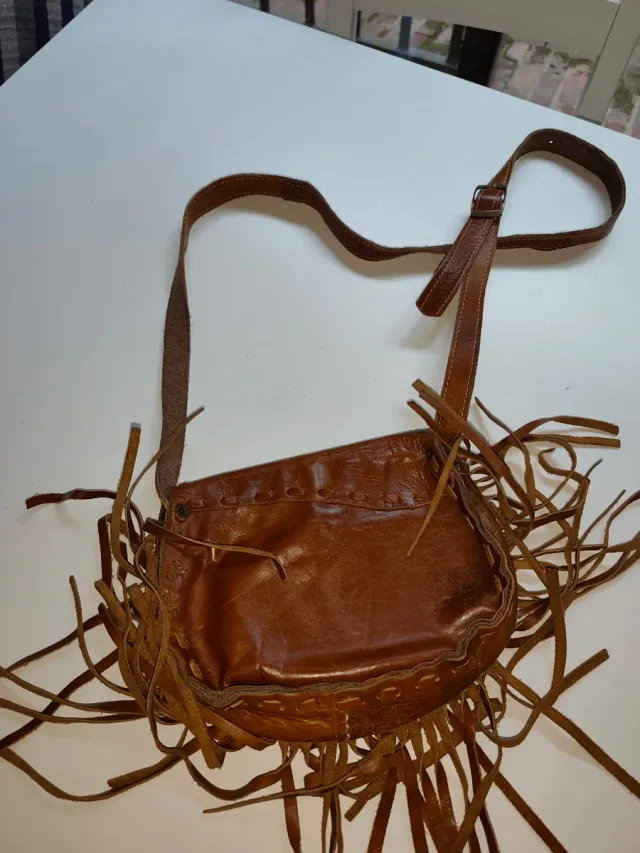 Bolso de cuero con piedra turquesa