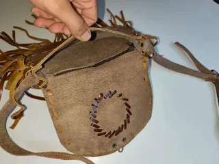 Bolso de cuero con piedra turquesa